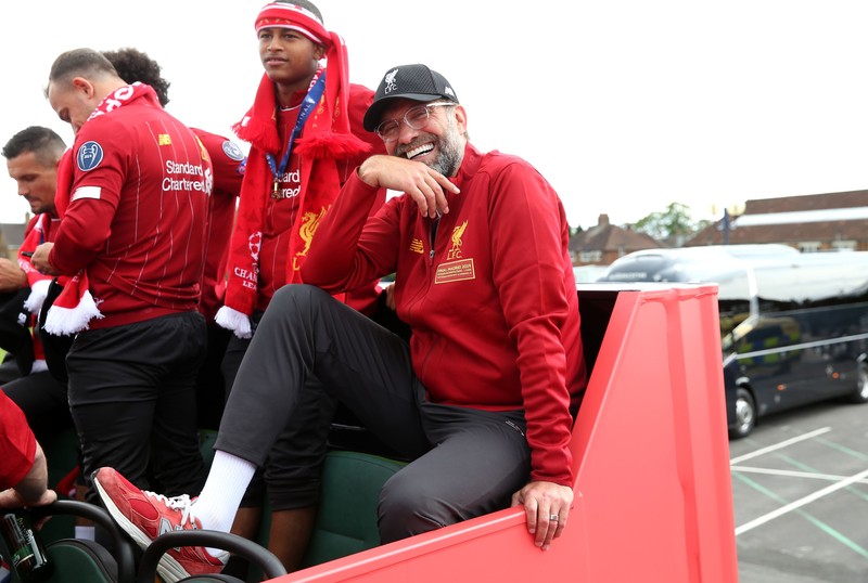Antrenorul Jurgen Klopp, alături de jucătorii echipei sale, FC Liverpool, la prada după câștigarea UEFA Champions League