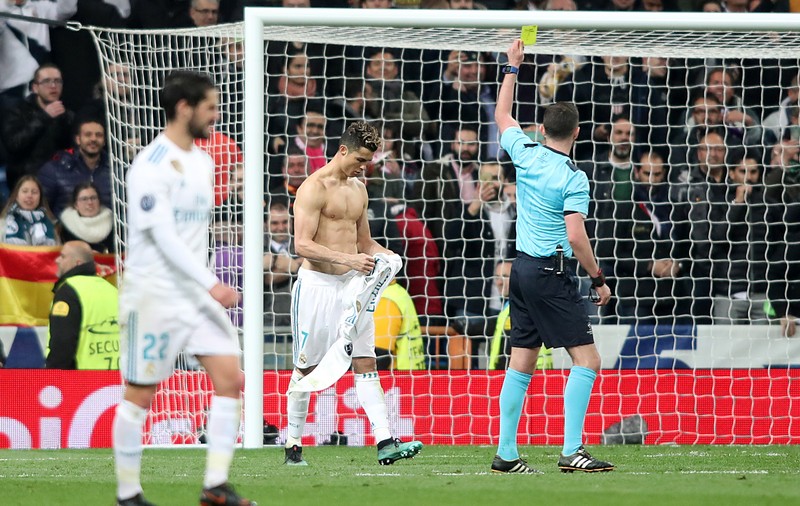 Cristiano Ronaldo, mai deștept decât Moruțan. Portughezul a luat galben după ce s-a dezbrăcat, dar intră ”curat” în semifinalele UCL