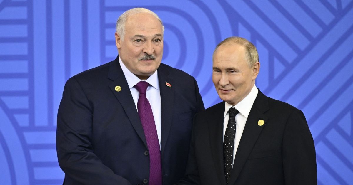 Vladimir Putin - dreapta - și Aleksandr Lukașenko - stânga- dând mâna la summitul BRICS din Kazahstan din 23 octombrie 2024