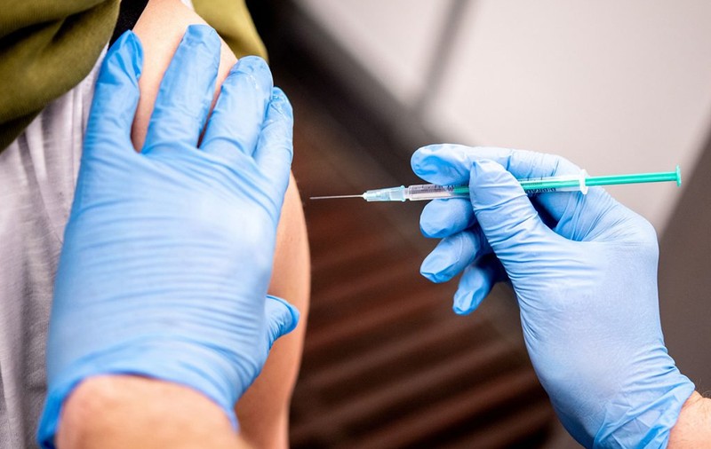 Cei vaccinați cu Johnson & Johnson ar putea avea nevoie de un rapel cu Pfizer sau Moderna