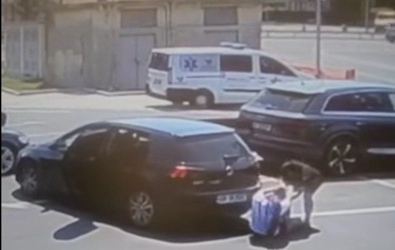 Doi bărbați au încercat să răpească o femeie din parcarea unui supermarket din Bacău, în plină zi. Camerele de supraveghere au surprins totul