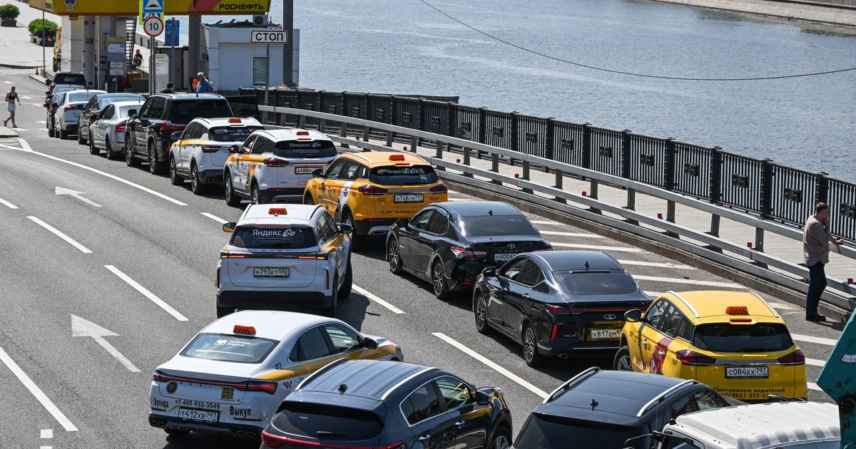 Coadă de mașini la o benzinărie Rosneft din Moscova Foto: Profimedia