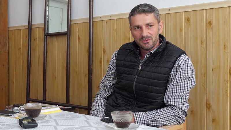 Marius Băețelu-Beșliu, asistent social, merge din poartă în poartă pentru a preveni abandonul școlar