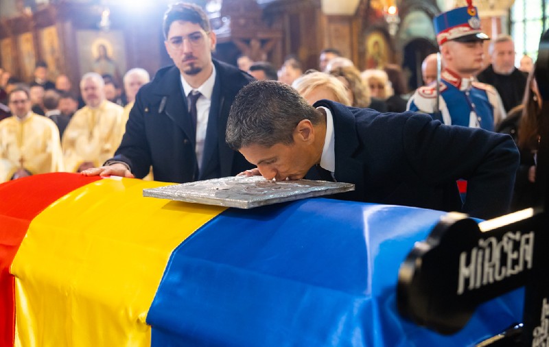 Ce a spus Răzvan Lucescu la slujba de înmormântare a tatălui său: gestul făcut la finalul discursului