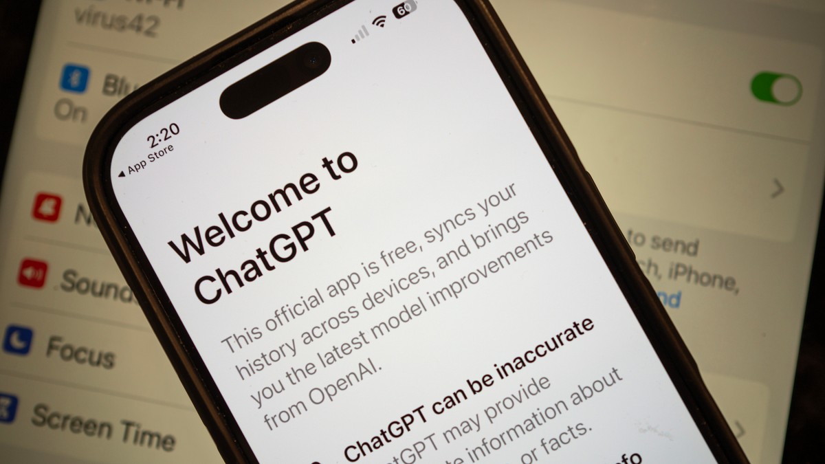 Pagina de pornire a ChatGPT, deschisă pe un iPhone.