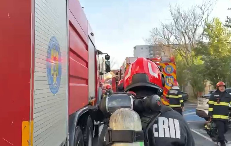 Incendiu puternic într-un bloc cu 11 etaje în sectorul 5 din București. 17 oameni, printre care și 2 copii, au ajuns la spital. Un bărbat este în stare gravă | VIDEO