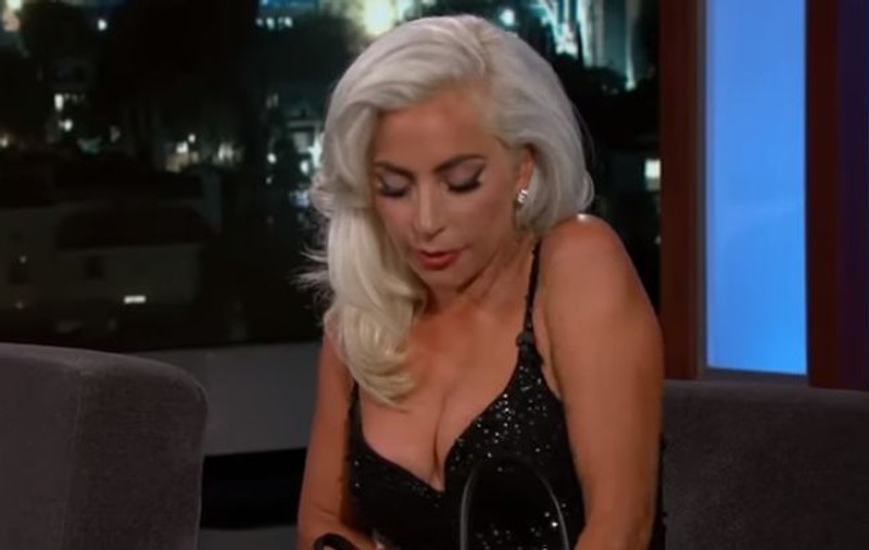 Nu și-a putut lua ochii de la posteriorul lui Lady Gaga! Prezentator TV, fermecat de "dotările" artistei | FOTO