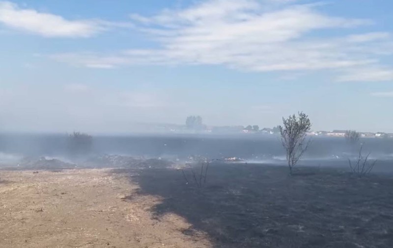 Incendiu puternic de vegetație la ieșirea din Craiova. A fost emis mesaj RO-Alert din cauza degajărilor mari de fum