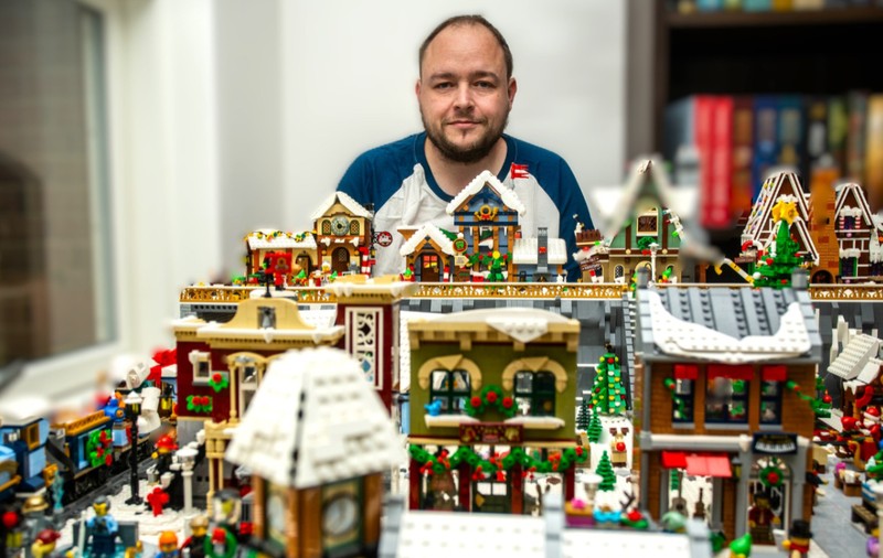 Un inginer mecanic construiește an de an satul lui Moș Crăciun din cărămizi Lego, în 50 de ore: „Am început cu două case și un tren”