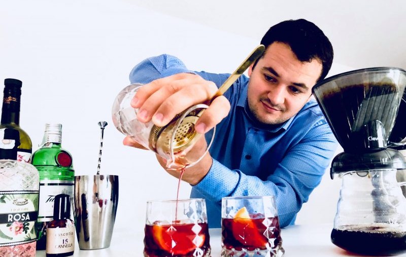 Un român participă la Campionatul Mondial de Cafea din Brazilia. Dan Băcăințan e între cei mai buni barista din lume