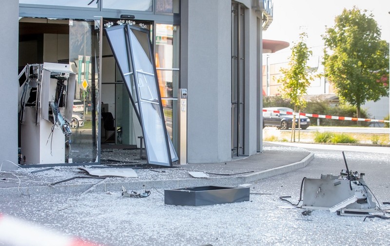 Românul care s-a dus din Italia în Austria ca să arunce în aer bancomate și să fure 100.000 de euro a fost prins și condamnat, după 4 ani