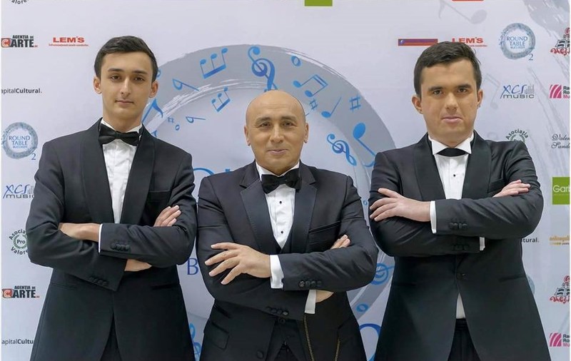 Marcel Pavel ”depăşit” de băieţii săi!  Au urcat împreună pe scenă