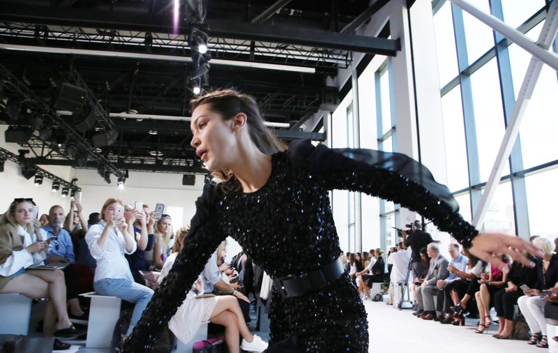 Bella Hadid a căzut pe podium, la Săptămâna Modei din New York | FOTO