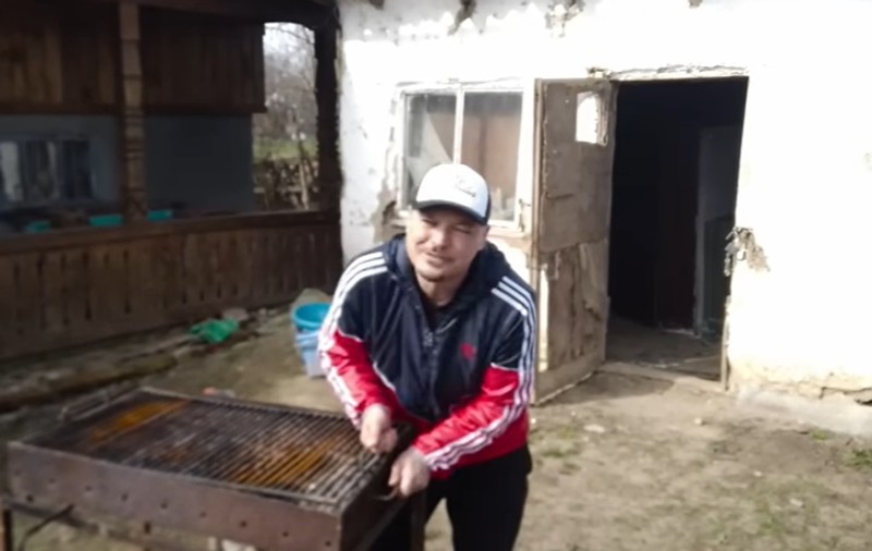 Imagini cu casa lui Puya de la țară. O renovează cu ajutorul muncitorilor nepalezi, alături de care a făcut o petrecere cu grătare și muzică