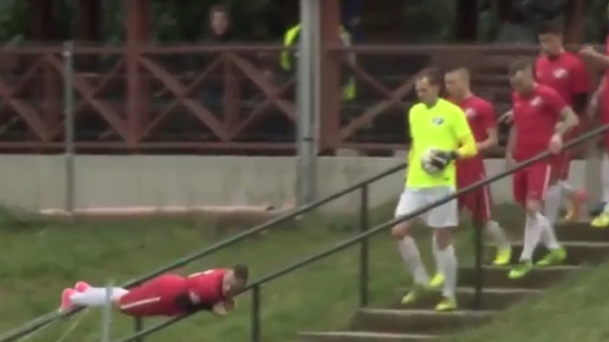 Un fotbalist din Ungaria a găsit o cale ciudată de a intra pe teren