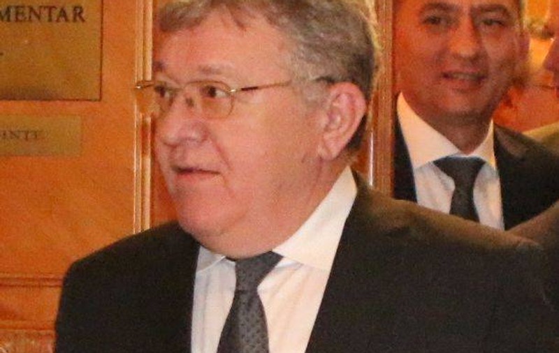 Ca să scape de pușcărie, un general, fost ministru al apărării, vrea să măture străzile Capitalei