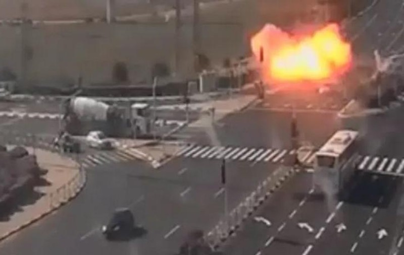 VIDEO | Momentul în care o rachetă lansată din Gaza lovește o autostradă de lângă Tel Aviv, surprins de camerele de supraveghere