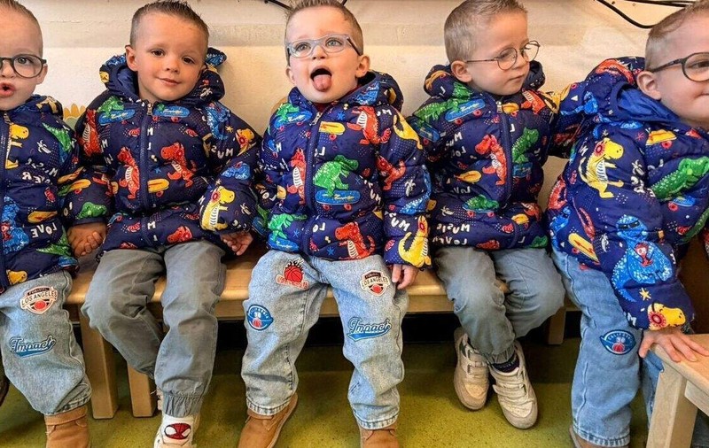 Frați gemeni identici și tripleți în aceeași clasă la grădiniță: „E un moment unic”, spune educatoarea lor din Belgia