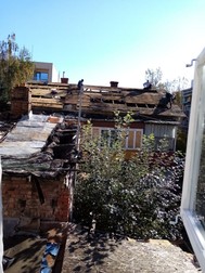 Muncitori pe acoperișul casei din Floreasca