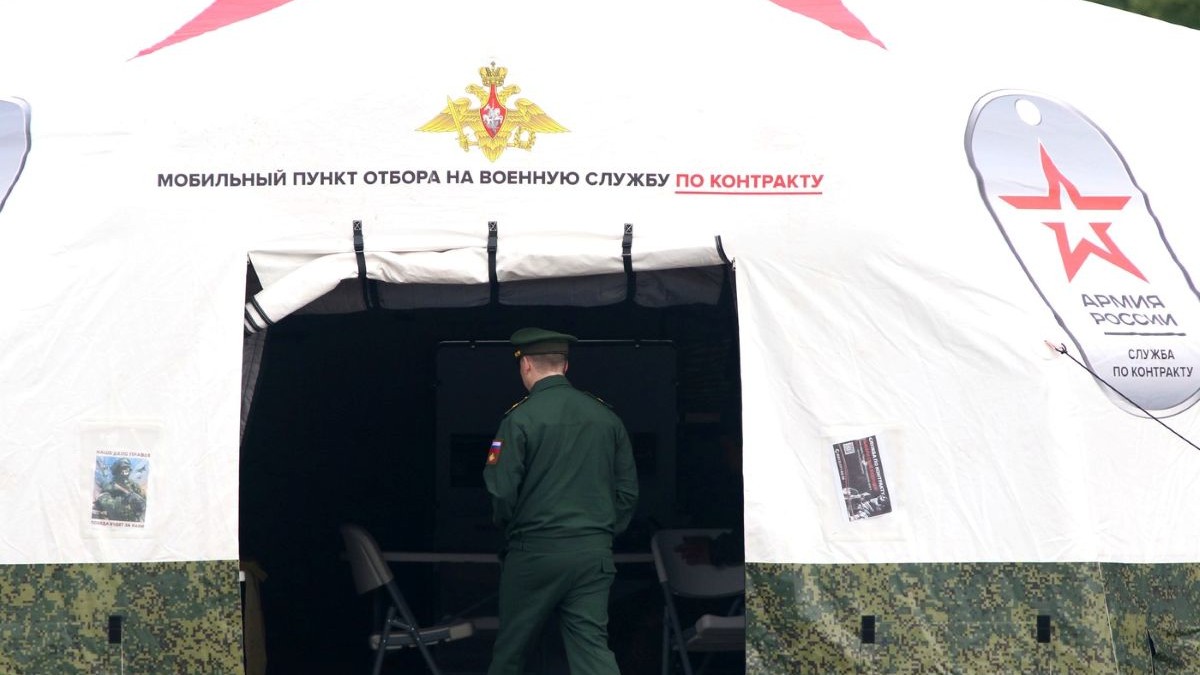 3 iunie 2023, Sankt Petersburg, Rusia: Un bărbat în uniformă militară intră într-un punct mobil de selecție pentru serviciul militar în baza unui contract, care a fost deschis în Primorsky Victory Park. Acest punct mobil de selecție recrutează și selectează rezidenți și voluntari ai Rusiei pentru serviciul militar în baza unui contract de alăturare a armatei ruse.