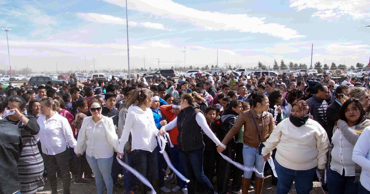 Mexicanii au făcut un zid uman în semn de protest pentur planul lui trum de a construi un zid la granița din sud a țării sale