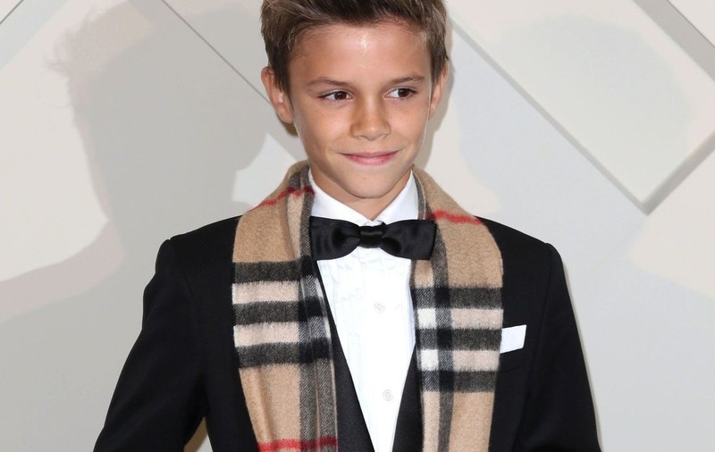 Unul dintre băieții lui Beckham, vedeta Burberry: "Are șarm și stil" | FOTO