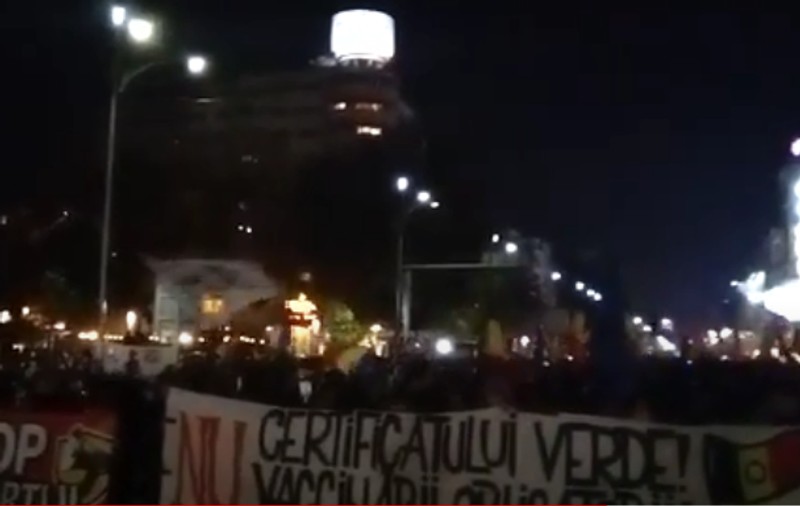 Protest în Piaţa Universităţii din Bucureşti, împotriva vaccinării și certificatului verde. Manifestanții au blocat circulația