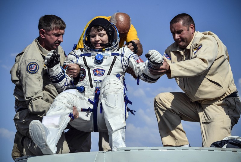 Anne McClain este ajutată să iasă din capsula Soyuz MS-11