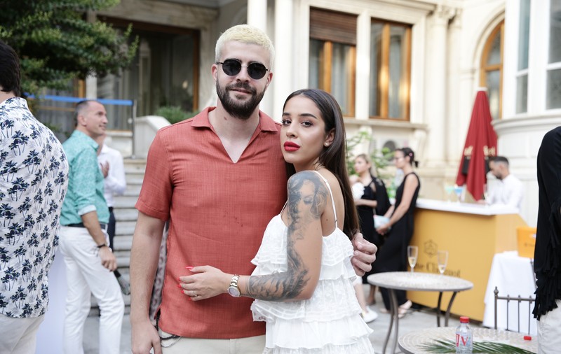 Speak și-a schimbat look-ul, provocat de amicul Flick. «Zici că sunt pui de la gară»