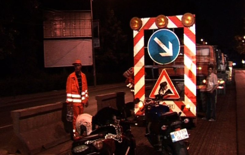 Motociclist, la un pas de moarte din cauza muncitorilor care asfaltează