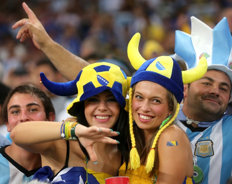Argentina joacă super-fotbal și are super-suporterițe. Să tot joace Messi!