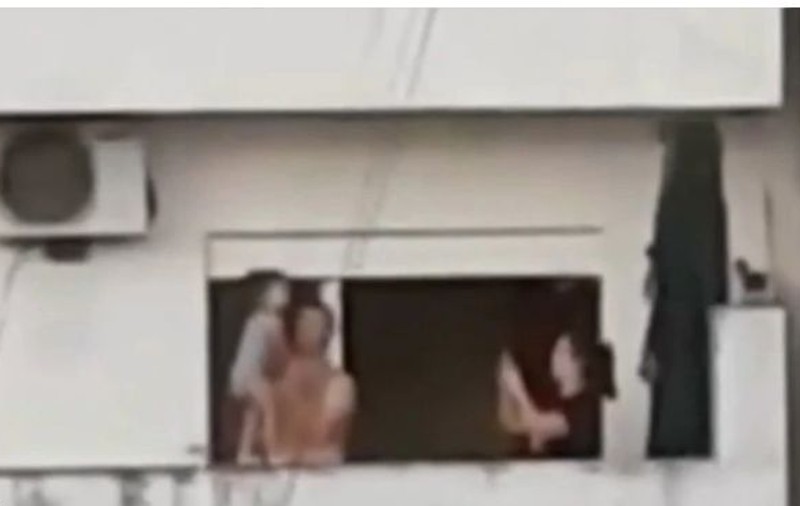 Și-au pus bebelușul să meargă pe balustrada unui balcon de la etajul 7 | FOTO