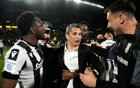 Răzvan Lucescu, primit cu aplauze și îmbrățișări de jucătorii lui PAOK la revenirea pe teren
