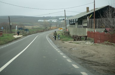 Un părinte își aduce copilul pe jos de la școală