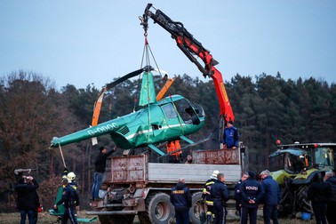 Elicopterul prăbușit a fost luat de pe câmp într-o remorcă FOTO: Erwin Scheriau/APA/dpa
