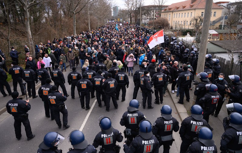 12 polițiști, răniți în timpul protestelor din mai multe orașe din Germania: „Destul, pandemia s-a încheiat”