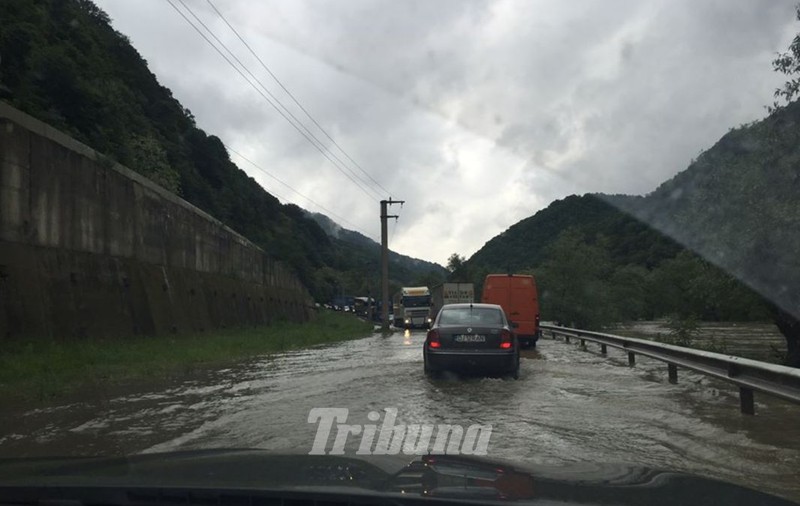 Valea Oltului a fost inundată, se circulă cu dificultate
