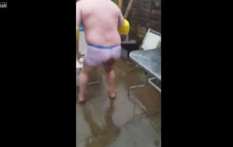 Chiar aşa! Apa pentru Ice Bucket a fost atât de RECE încât s-a lăsat cu urme MARO, urât mirositoare | VIDEO
