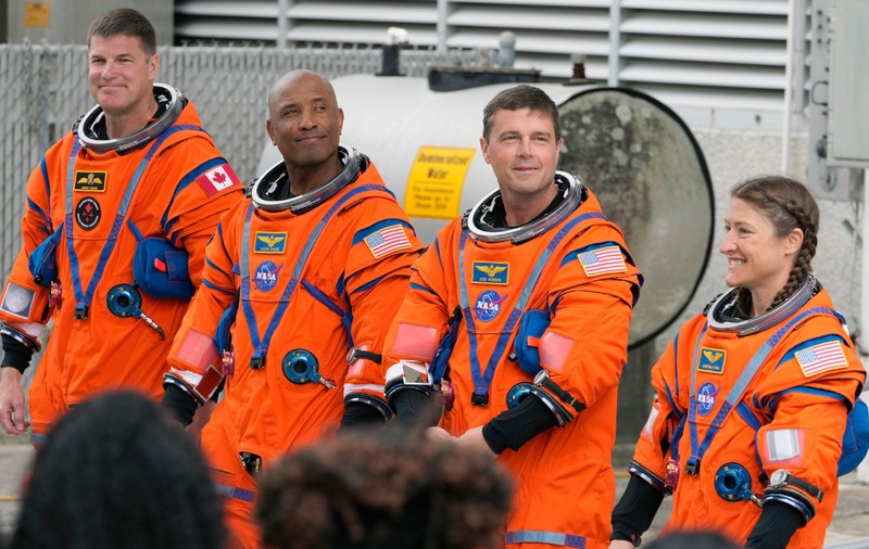Artemis 2 se întoarce acasă: NASA a proiectat costumele portocalii pentru cel mai rău scenariu posibil