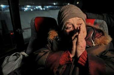 O femeie evacuată din Mariupol, în drum către Rusia | Foto: EPA