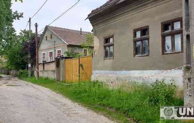 Trupul neînsufleţit al unei bătrâne, descoperit la câteva săptămâni de la deces. Moartea ei este suspectă