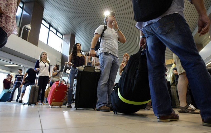 CAMERA ASCUNSĂ | Otopeni, 14 milioane de călători și 10 cărucioare! De luni bune, în cel mai mare aeroport al României oamenii își târăsc bagajele ca Fred și Barney în epoca de piatră