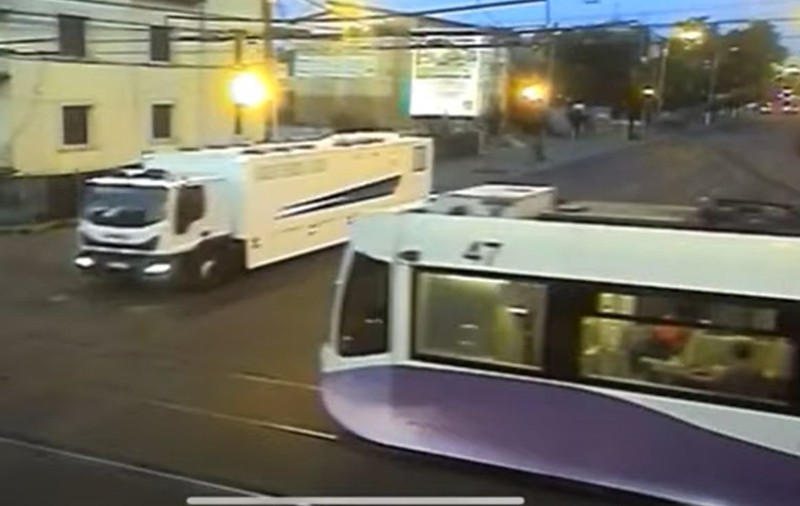 O dubă cu deținuți, lovită de un tramvai pe o stradă din Timișoara