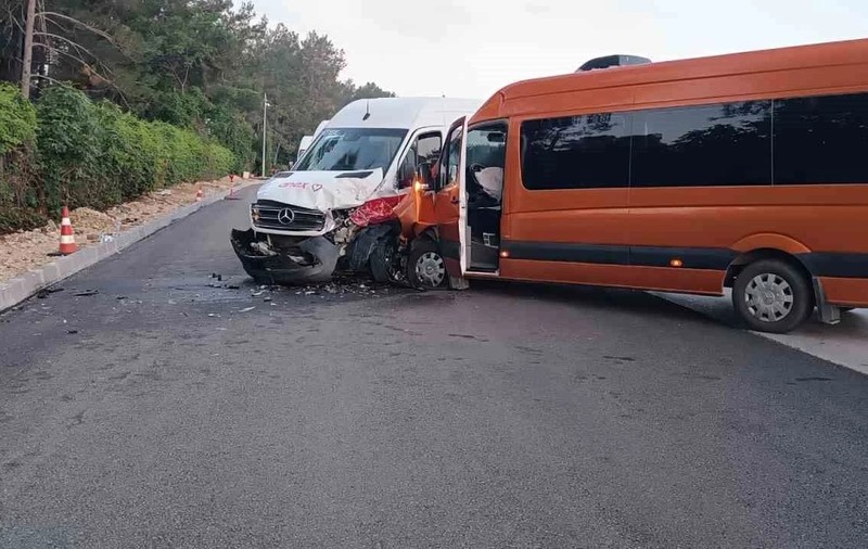 Șase români răniți în Antalya după un accident violent între două microbuze turistice