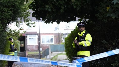 Polițist britanic patrulează la locul unuei crime