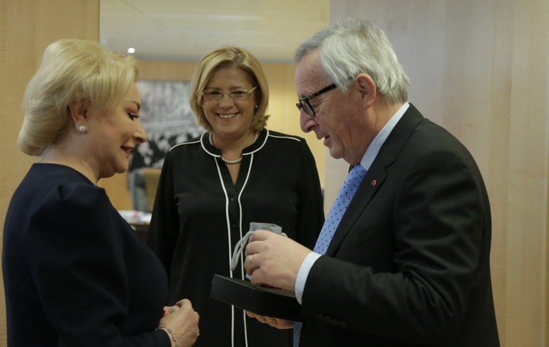Ce cadou i-a oferit Viorica Dăncilă lui Jean Claude Juncker, la Bruxelles: O pereche de butoni cu motive tradiţionale şi o monedă aurită