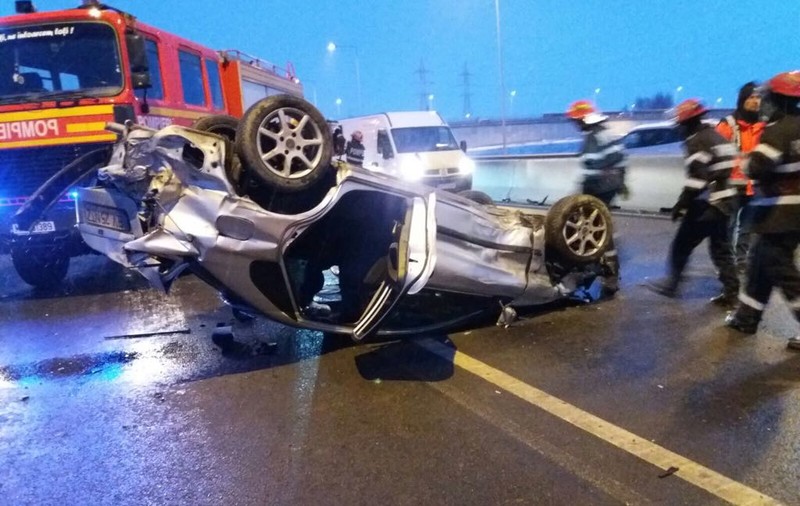 Doi răniți grav, după ce mașina în care se aflau s-a rostogolit pe şosea din cauza vitezei excesive