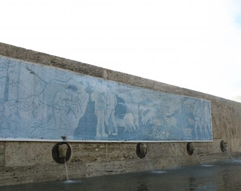 GALERIE FOTO/ Monumentul Fântâna Miorița s-a degradat. Mozaicul original, depreciat de intemperii, timp și nepăsare