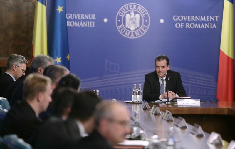 UPDATE | Guvernul a anunţat calendarul privind angajarea răspunderii în Parlament. Pensionarea anticipată a magistraţilor, amânată cu un an