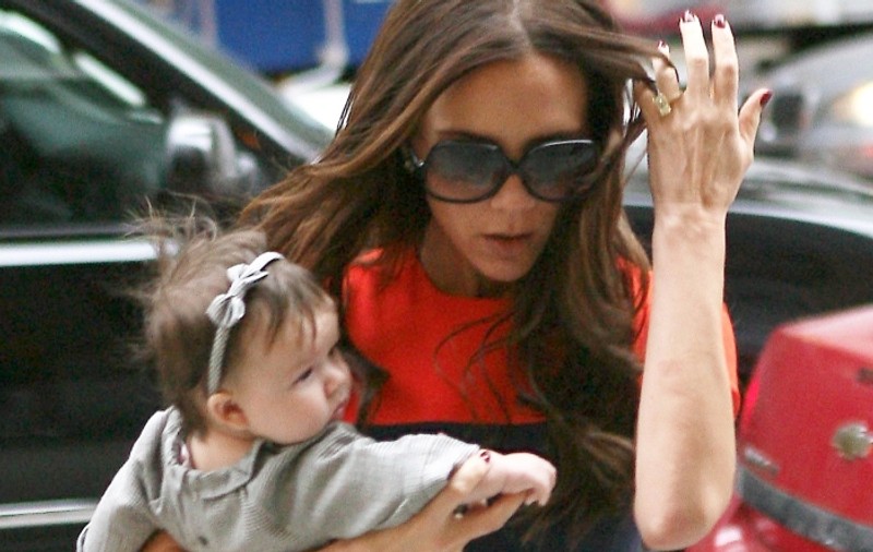 Foto | Victoria Beckham nu se mai satură de micuţa Harper Seven